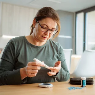 Woman uses insulin injection pen